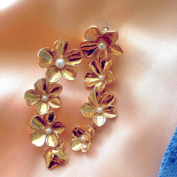 Jewelry - Pretty floral swingy spring flower petals earrings